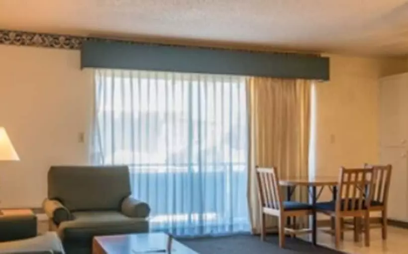 فندق على الطريق Coral Reef Inn & Condo Suites