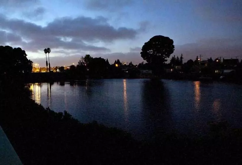 فندق على الطريق Coral Reef Inn & Condo Suites