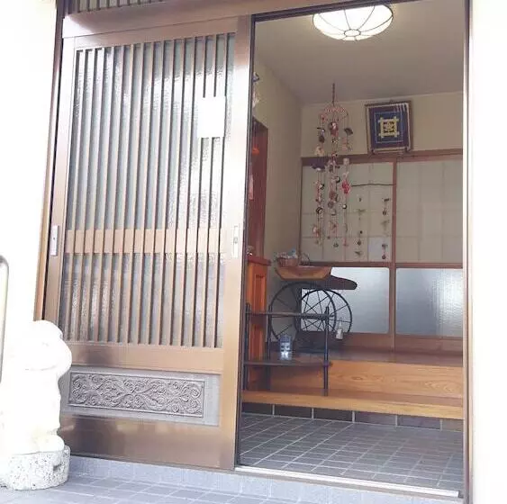 Aamiaismajoitus (B&B) Houtouji Temple