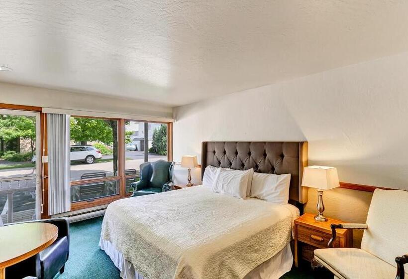 فندق Fish Creek Inn