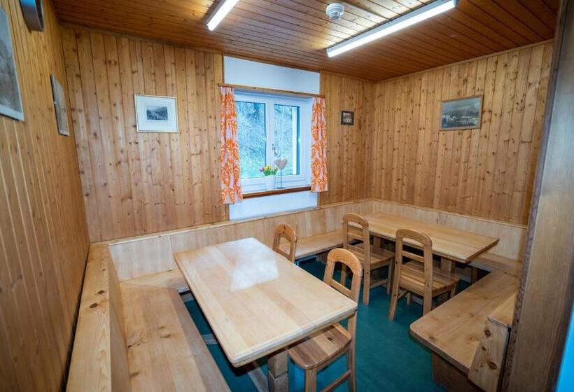 ペンション Pensiun Lischana