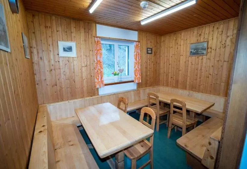 ペンション Pensiun Lischana