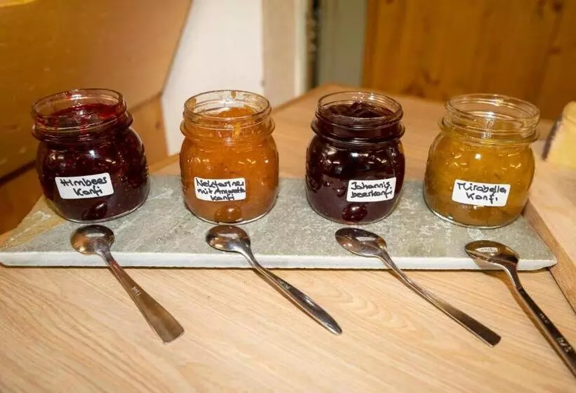 ペンション Pensiun Lischana