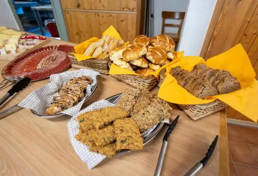 ペンション Pensiun Lischana