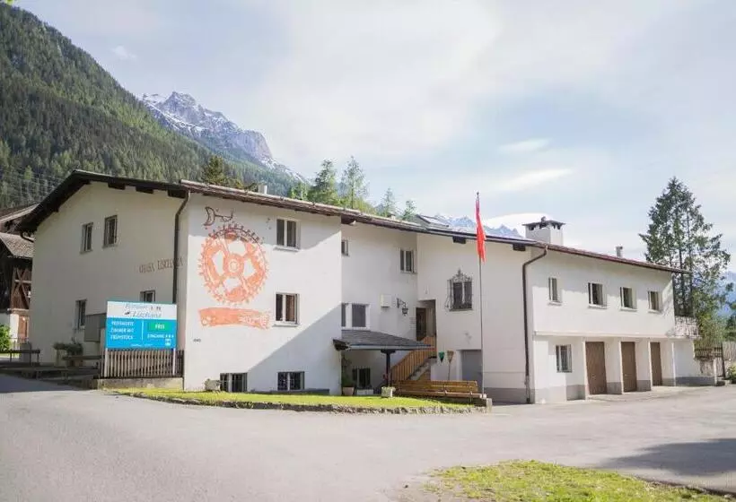 ペンション Pensiun Lischana