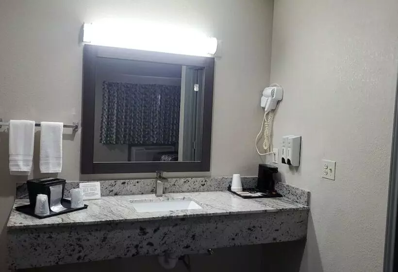 Crescent Park Motel & Suites