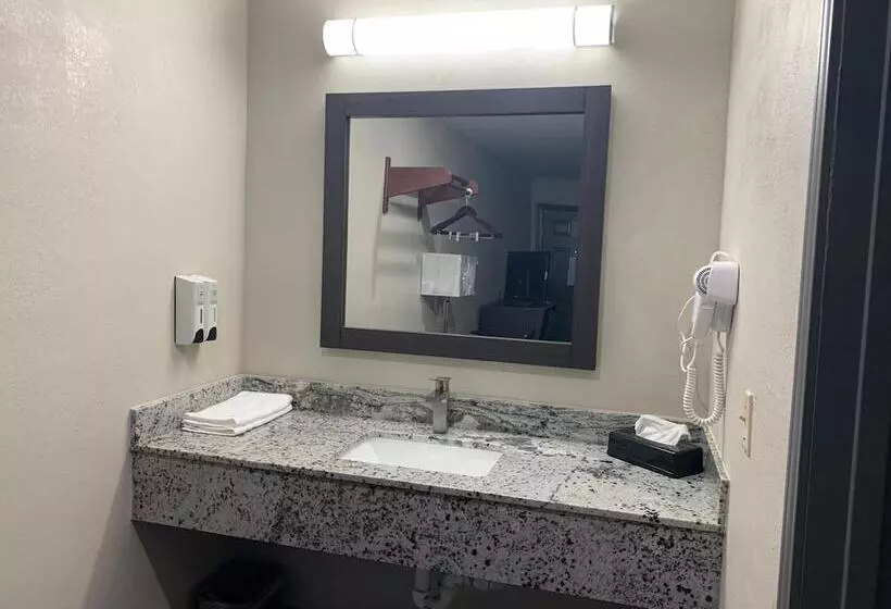 Crescent Park Motel & Suites