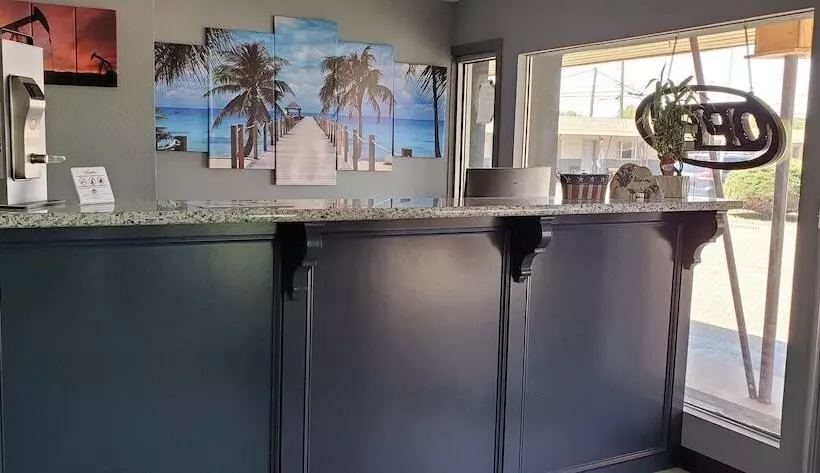 Crescent Park Motel & Suites