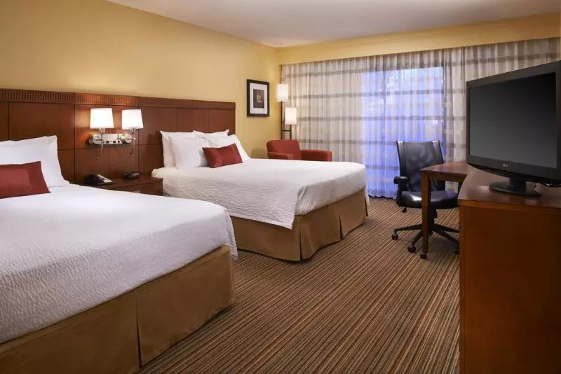 هتل Courtyard By Marriott Louisville East