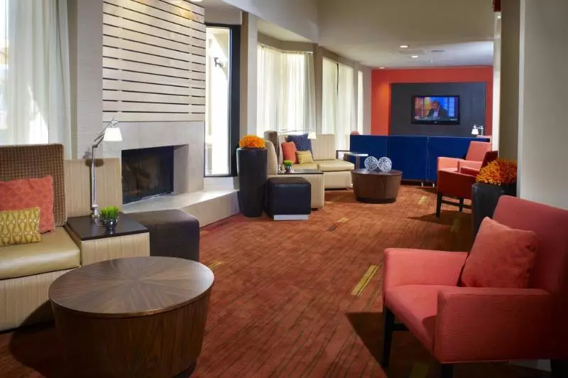 هتل Courtyard By Marriott Louisville East