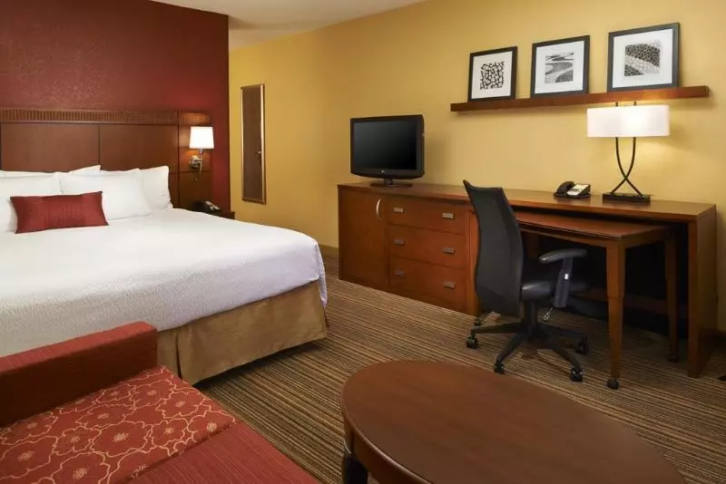 هتل Courtyard By Marriott Louisville East