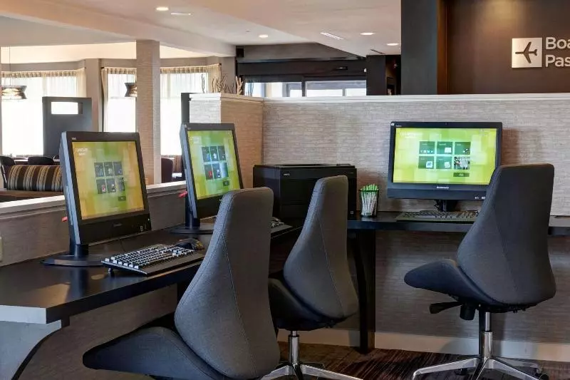 هتل Courtyard By Marriott Louisville East