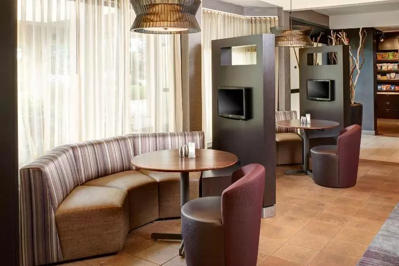 هتل Courtyard By Marriott Louisville East
