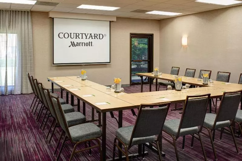 هتل Courtyard By Marriott Louisville East