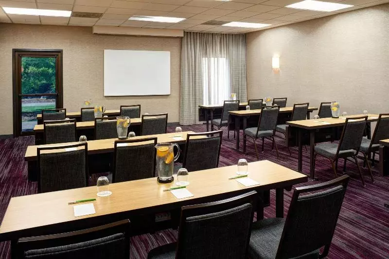 هتل Courtyard By Marriott Louisville East
