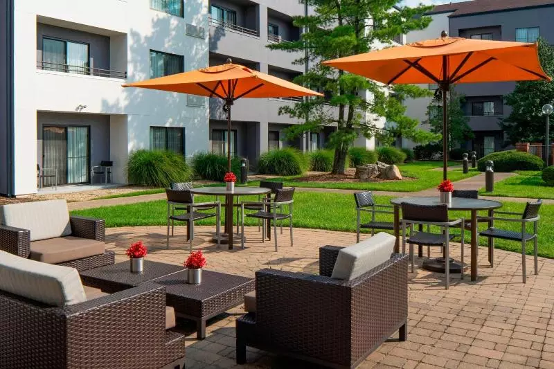 هتل Courtyard By Marriott Louisville East