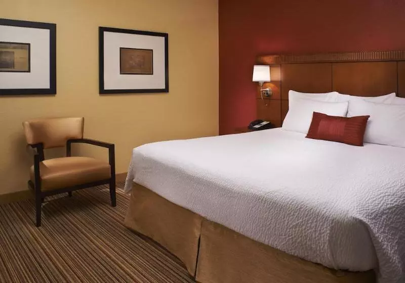 هتل Courtyard By Marriott Louisville East
