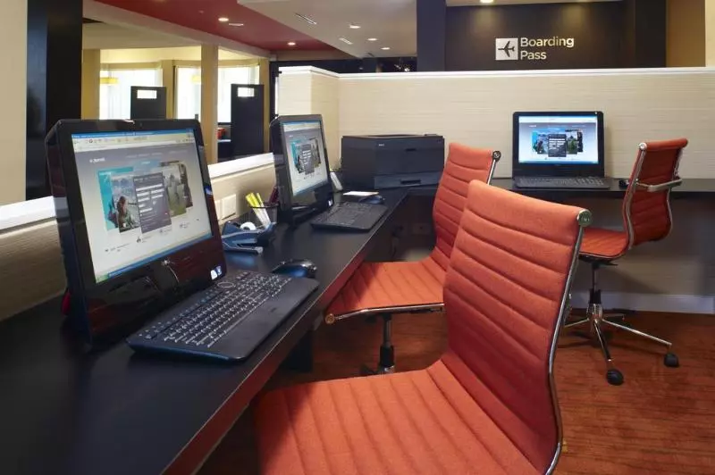 هتل Courtyard By Marriott Louisville East