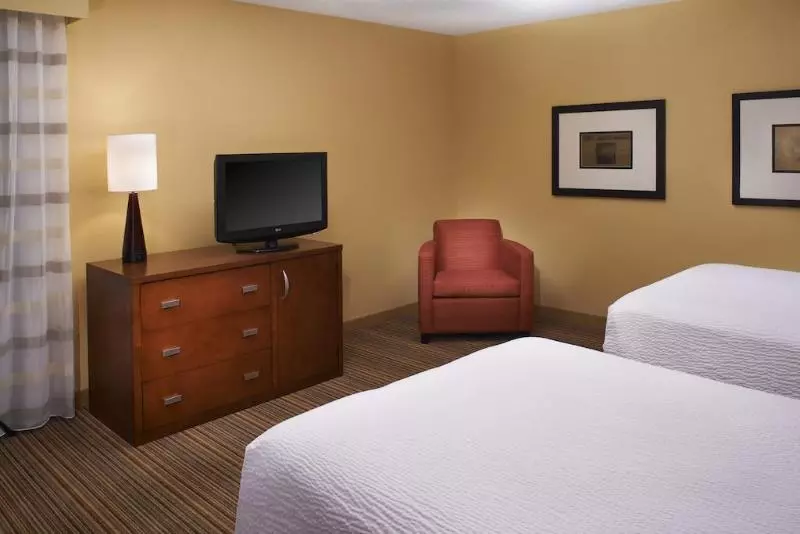 هتل Courtyard By Marriott Louisville East
