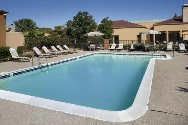 هتل Courtyard By Marriott Louisville East