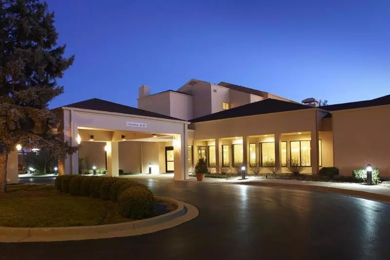 هتل Courtyard By Marriott Louisville East