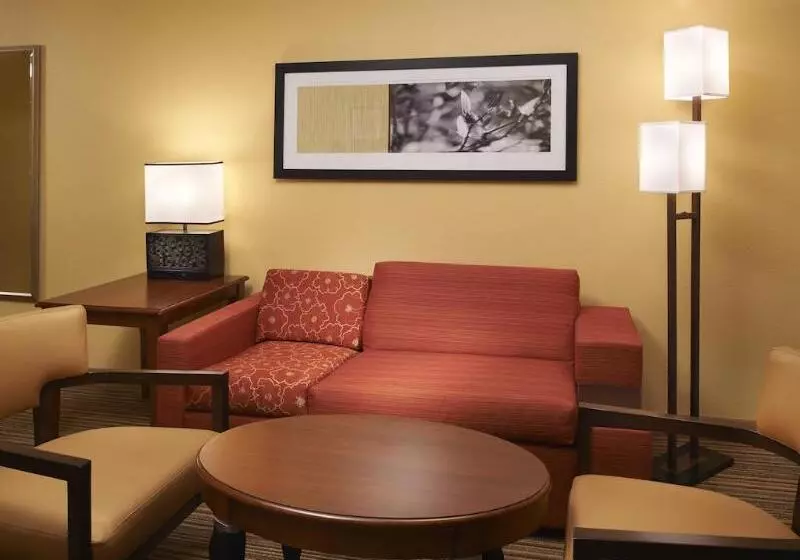 هتل Courtyard By Marriott Louisville East