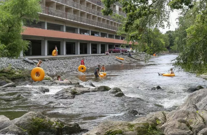 ホテル Creekstone Inn