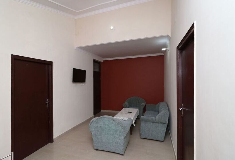 Anees Mian By Oyo Rooms