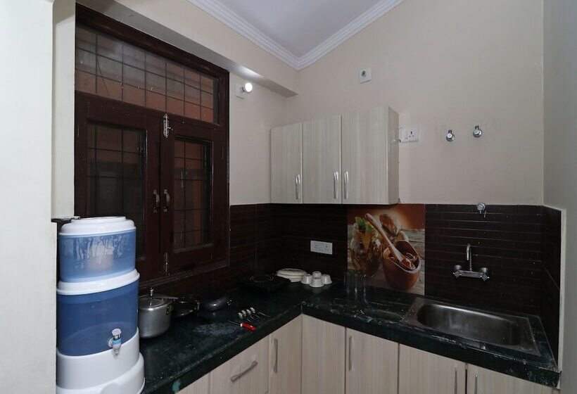 Anees Mian By Oyo Rooms