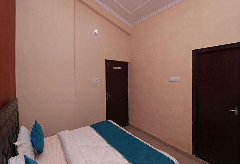 Anees Mian By Oyo Rooms