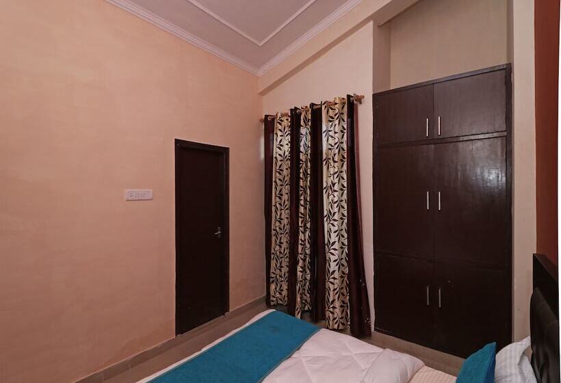 Anees Mian By Oyo Rooms