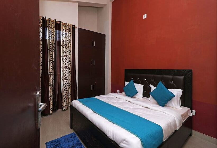 Anees Mian By Oyo Rooms