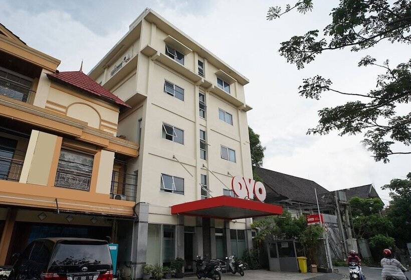 Отель Oyo 1647  Pavilliun 02