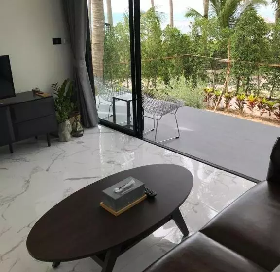 Lennon Maison