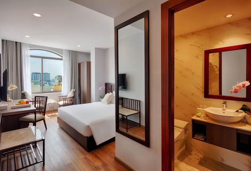 Happy Life Grand Hotel & Sky Bar