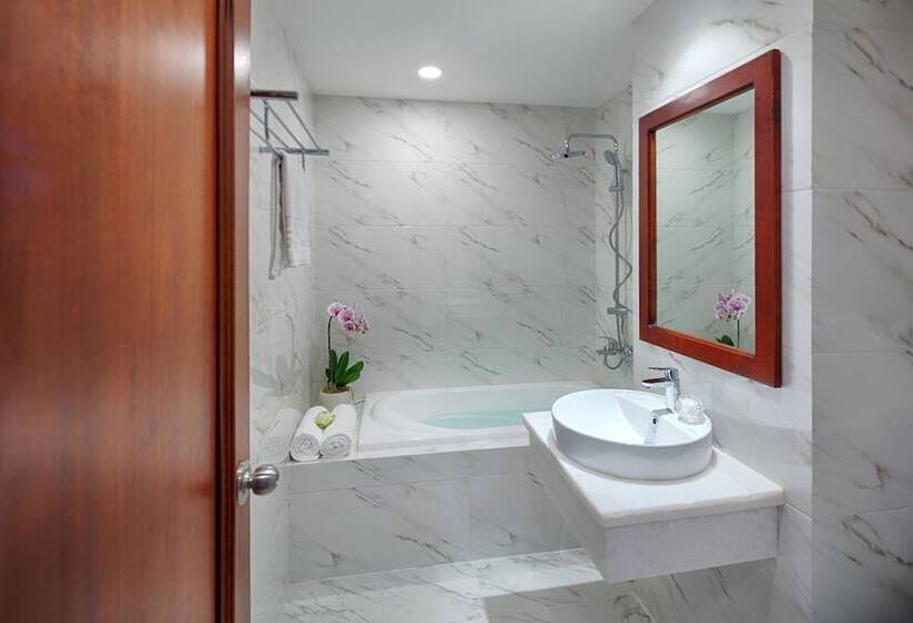 Happy Life Grand Hotel & Sky Bar