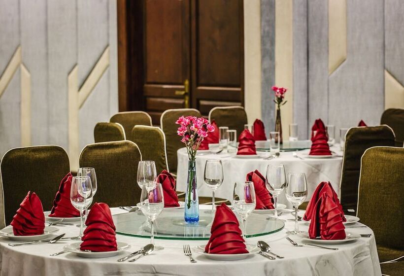 Happy Life Grand Hotel & Sky Bar