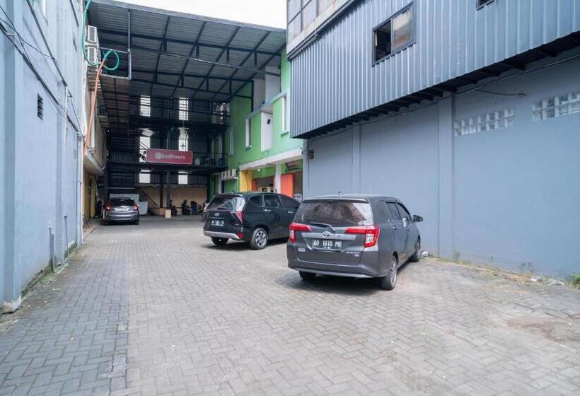 Otel Reddoorz Near Flyover Arjosari Malang