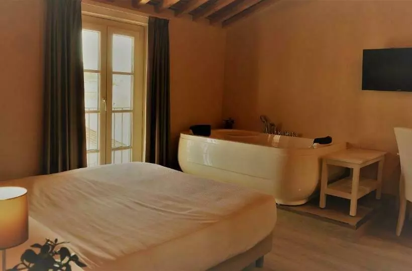 تختخواب و صبحانه Il Tiglio Jacuzzi&sauna