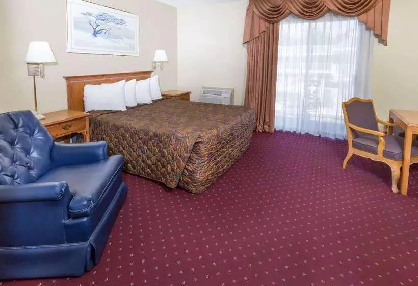 هتل Days Inn By Wyndham Medford