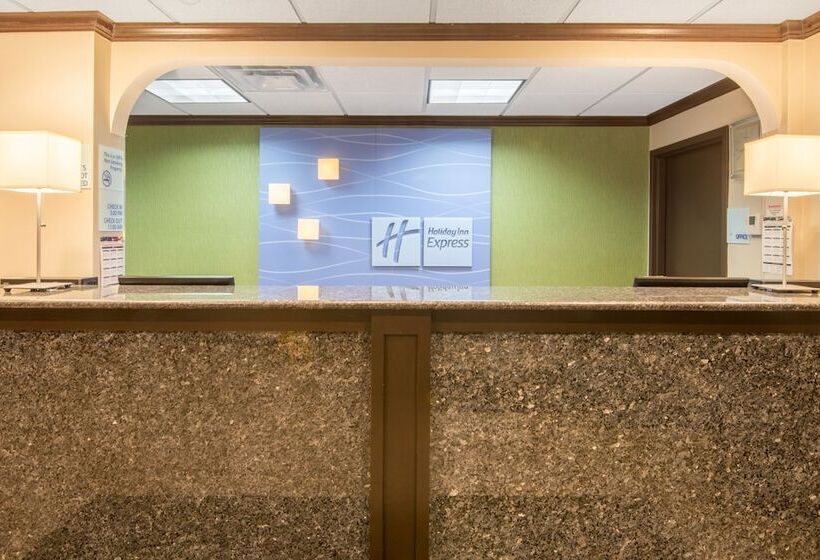 هتل Holiday Inn Express Cleveland Airport Brook Park, An Ihg