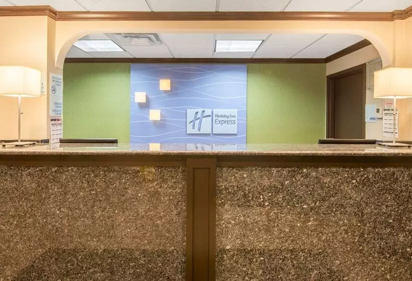 فندق Holiday Inn Express Cleveland Airport   Brook Park, An Ihg