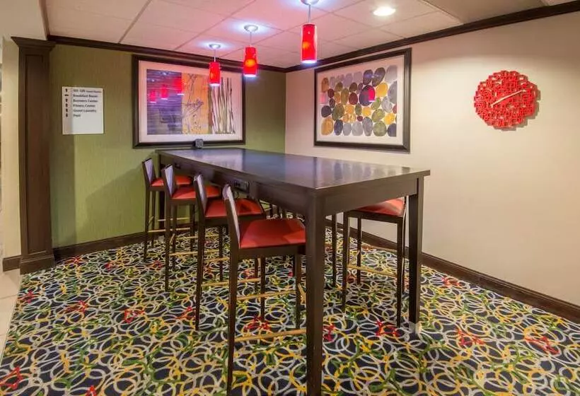 فندق Holiday Inn Express Cleveland Airport   Brook Park, An Ihg