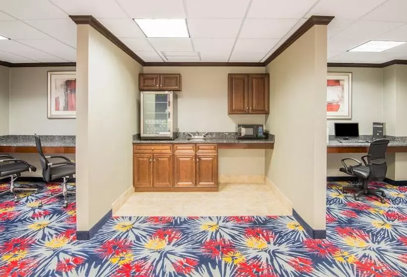 فندق Holiday Inn Express Cleveland Airport   Brook Park, An Ihg