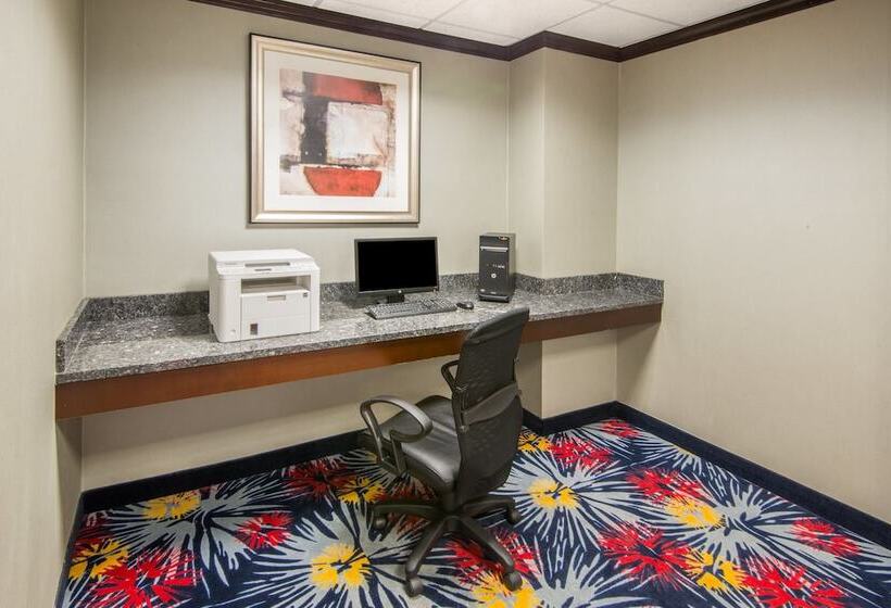 هتل Holiday Inn Express Cleveland Airport Brook Park, An Ihg