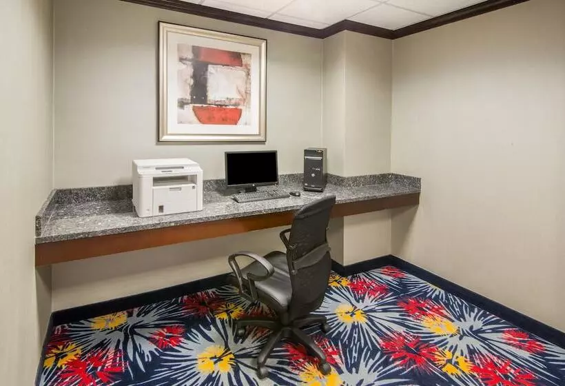 فندق Holiday Inn Express Cleveland Airport   Brook Park, An Ihg