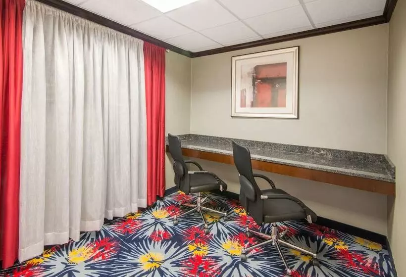 فندق Holiday Inn Express Cleveland Airport   Brook Park, An Ihg
