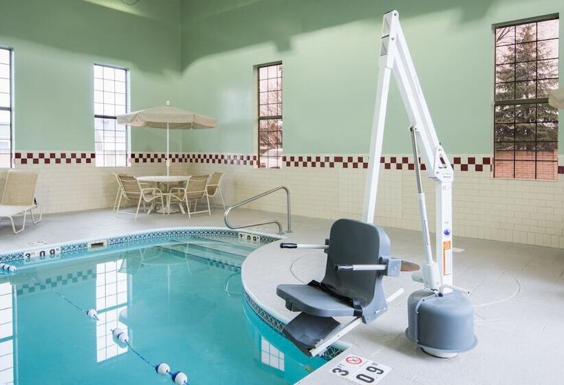 هتل Holiday Inn Express Cleveland Airport Brook Park, An Ihg