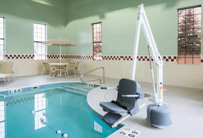 فندق Holiday Inn Express Cleveland Airport   Brook Park, An Ihg