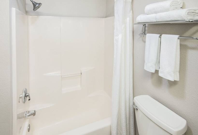 هتل Holiday Inn Express Cleveland Airport Brook Park, An Ihg